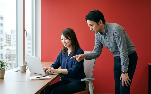 スプレッドシートの共有設定を社内で見直す日本人の担当者